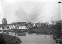 V-0153 Zierikzee. Hoofdpoortstraat, achterzijde westzijde, gezien vanaf de Westhavendijk. Links: de Sint ...
