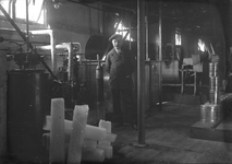 V-0158 Zierikzee. Witte IJestraat. Werknemer C. Janse in de koelkamer van de fabriek voor bakkerijgrondstoffen ...