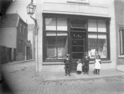 V-0198 Zierikzee. Hoek Meelstraat-Kinderstraat. Links: de eerste korpszaal van het Leger des Heils (1910-1918). Rechts: ...