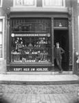 V-0201 Zierikzee. Poststraat C 106 (thans 15). Horlogerie de Tijd . In de deuropening de eigenaar Rudolf Gozewijn van ...