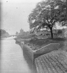 V-0241 Zierikzee. Scheepstimmerdijk Z.Z. (achterzijde). In het midden: de helling van scheepswerf Van Duivendijk. Op de ...