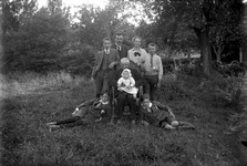 V-0304 Zierikzee. Slingerbos. Familie Van Burg. In het midden Jacob van Burg (Dreischor 12-06-1864; Zierikzee ...