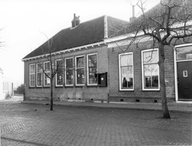 W-0031 Burgh. Kerkstraat 3. Voormalig schoolgebouw van de openbare lagere school, thans (2005) museum De Burghse Schole .