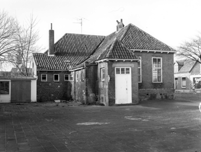 W-0032 Burgh. Kerkstraat 3. Voormalig schoolgebouw van de openbare lagere school, thans (2005) museum De Burghse Schole .