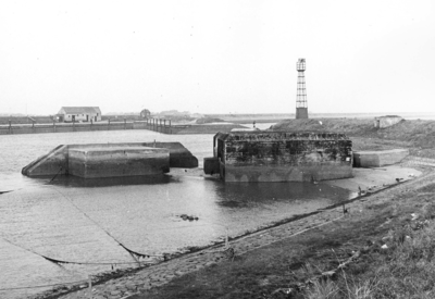 W-0053 Burghsluis. Haven met bunkers. Eind 1973 werd begonnen met de verwijdering van deze bunkers.