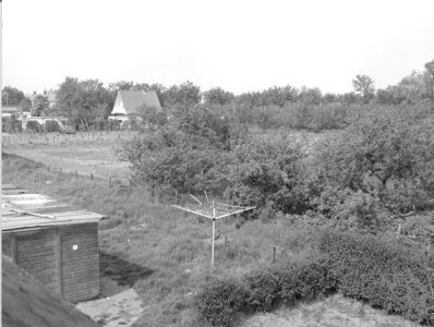 W-0067-3 Renesse. Gedeelte van de boomgaard 'Fasol' gelegen tussen Hogezoom en Zeeanemoonweg. Het terrein werd in 1975 ...