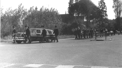 W-0070-5 Haamstede. Kruising Noordstraat. Begrafenis van burgemeester jhr. R.J.H.Q. Röell.