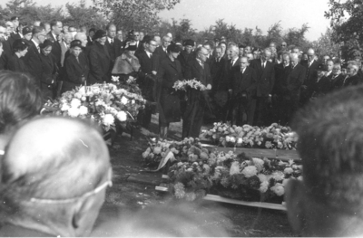 W-0071-1 Haamstede. Begraafplaats. Begrafenis van burgemeester jhr. R.J.H.Q. Röell.
