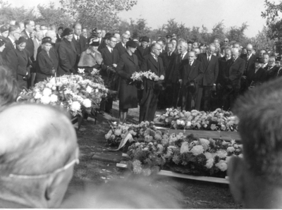 W-0071-4 Haamstede Begraafplaats. Begrafenis van burgemeester jhr. R.J.H.Q. Röell.