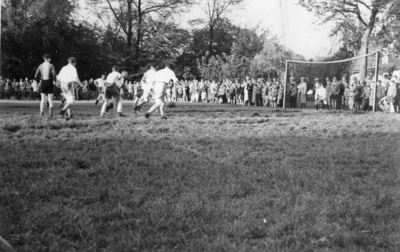 W-0087-3 Haamstede. Weststraat, Beatrixweide. Voetbalwedstrijd tussen medewerkers van de gemeenten Burgh-Haamstede en ...