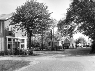 W-0126 Renesse. Kruising Hogezoom met de Vroonweg. Voor het pand langs liep tot mid-jaren '50 het tracé van de tram. ...