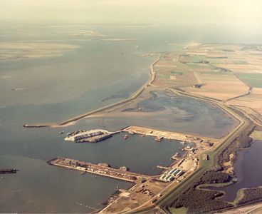 W-0142 Serooskerke. Haven Schelphoek. De haven is/wordt ingericht voor bouw van de Stormvloedkering in de Oosterschelde.