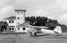 W-0157 Haamstede. Vliegveld Haamstede, geopend op 8 augustus 1934. Aan het stationsgebouw is reeds verbouwd.