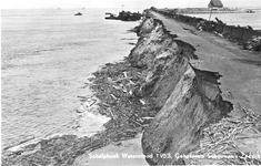 W-0202-4 Serooskerke. De zeedijk bij Serooskerke/Schelphoek na de watersnoodramp in 1953. Op de achtergrond rechts het ...