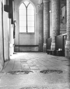 W-0246-1E Haamstede. Ned. Herv. kerk. In de vloer de grafzerken van de Ambachtsheren van Haamstede.