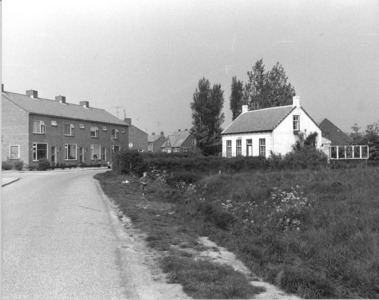 W-0250 Burgh-Haamstede. Sluispad. De woning rechts is overgebleven van boerderij A. Malipaard. Links de nieuwbouw van ...