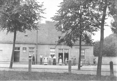 W-0286-1 Haamstede Ring 33. Herberg-uitspanning en bakkerij Brandenburg nabij de Korenmarkt . Het pand brandde af in 1949.