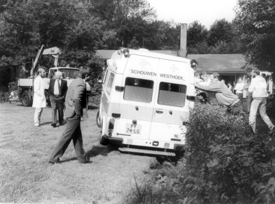 W-0297 Haamstede. De ziekenwagen van Westerschouwen weggezakt in een greppel op de Beatrixweide voor de Beatrixschool.