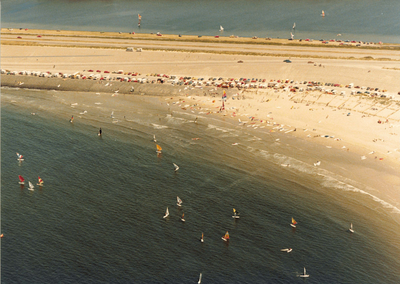 W-0322 Scharendijke. Brouwersdam in de zomer, met surfers en strandgangers.