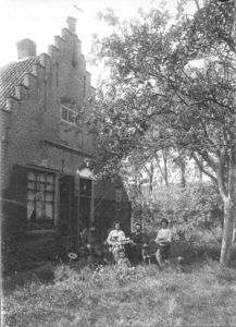 W-0376 Haamstede. Kloosterweg. Hofstede Flora. Zittend voor het huis, v.l.n.r. J.E. Mulock Houwer (graan- en ...