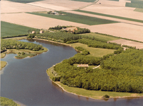 W-0402 Serooskerke. Natuurreservaat De Schelphoek. Zichtbaar de boerderij De Schelphoek en de twee bijbehorende ...