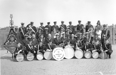 W-0509 Haamstede. Op het Schoolplein. Muziekkorps Witte van Haemstede , opgericht 1883. Achterste rij v.l.n.r.: Marien ...
