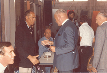 W-0557 Nieuw-Haamstede. Jubileum Zweefvliegvereniging. Zittend links: voorzitter Piet Sweep; staand links: Leen Klompe ...