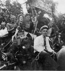 W-0567 Haamstede. Bevrijdingsfeest 1945. Praalwagen van Sportvereniging Burgh. Boven op de wagen v.l.n.r.: Piet ...