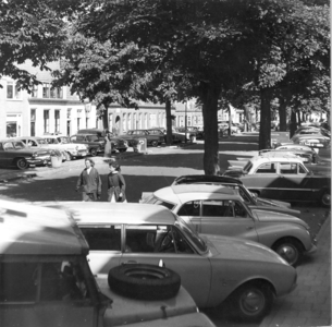 W-0608 Haamstede. Noordstraat, in noordelijke richting, voor Hotel Bom. Toeristendrukte omstreeks 1962.