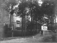 W-0641 Haamstede. Ring. NH Kerk. Rechts op de achtergrond de armenwoningen, De Barakken genoemd.