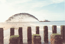 W-0773 Westenschouwen. Strand. Zandsuppletie. Ver uit de kust halen cutterzuigers ladingen zand. Via een drijvende ...