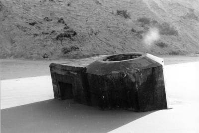 W-0798 Haamstede. Bij duinovergang 't Oude Vuur. Tobruk -bunker 58 C, door duinafslag van het duin gestort. Vrij kort ...