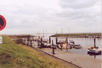 W-0910 Burghsluis De haven met laag water, en toen nog weing pleziervaartuigen.