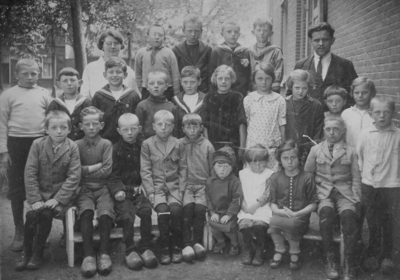 W-1020 Serooskerke. openbare Lagere School (meerdere klassen). De namen der scholieren, voor zover bekend. Achterste ...