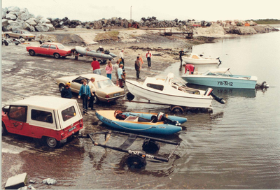 W-1027 Serooskerke Trailerhelling in de haven Schelphoek. De helling was gemaakt tbv. het in zee trekken van zinkstukken.