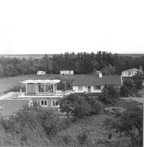 W-1056 Westenschouwen. Het Hoge Hillebos: voormalige vroongronden die omstreeks 1963 werden bebouwd. Op de voorgrond: ...