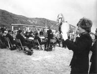 W-1059 Westenschouwen. Westerstrand voor de duinovergang De Rotonde. Een strandconcert door het muziekkorps en de ...