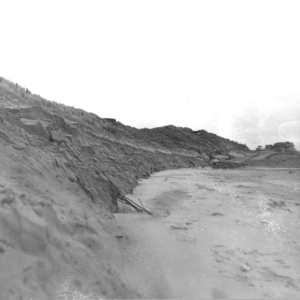 W-1064 Westenschouwen. Strand ter hoogte van de Punt: na duinafslag wordt dit kwetsbare stukje strand opgevuld en versterkt.