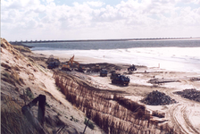 W-1066 Westenschouwen. Strand ter hoogte van de Punt (d'n 'oek van d'n duune). Op deze plaats gaan de duinen over in de ...