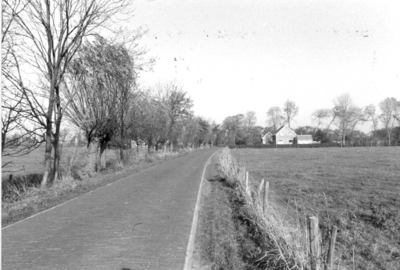 W-1081 Haamstede. Hogezoom. Rechts bij de woning de afslag Armhoekseweg. Rechts vooraan de weilanden van Van der ...