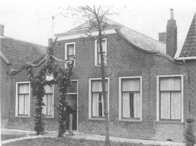 W-1143 Burgh. Kerkstraat. De woning van Burgemeester Willem Gerard Boot. De versiering is in verband met een ...