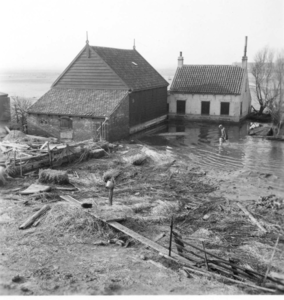 W-1190 Burghsluis. Nieuweweg. De boerderij van de Fam. van Diest. Het echtpaar van Diest is in de rampnacht verdronken.