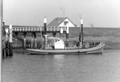 W-1195 Burghsluis. De reddingsboot President Jan Lels, afgemeerd aan zijn eigen steiger..