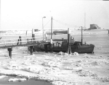 W-1196 Burghsluis. De reddingsboot Maria Carolina Blankenheym ligt geheel vast in het ijs. Alle scheepvaart was in ...