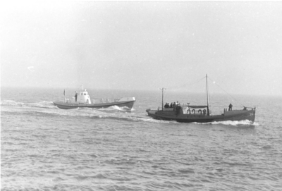W-1197 Burghsluis. De reddingsboot Maria Carolina Blankenheym , met achter zich de reddingsboot Koningin Juliana , die ...