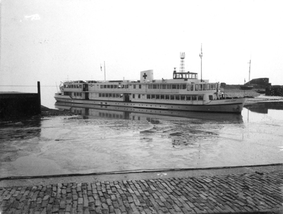 W-1198 Burghsluis. Haven. Bezoek van de (oude) Henry Dunant van Het Rode Kruis. Alleen met hoog water en zorgvuldig ...