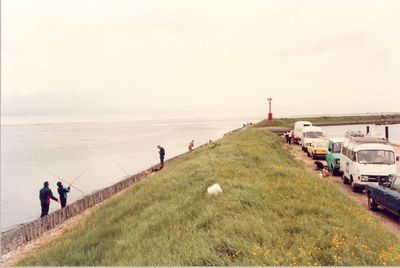 W-1199 Burghsluis. De buitendijk van het havenplateau, aan de oostzijde van de haven.