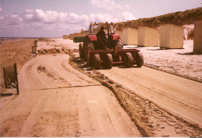 W-1217 Renesse-Noordwelle. Strand. In juni 1982 spoelde olie aan op de stranden. Met groot materieel werd de olie snel ...