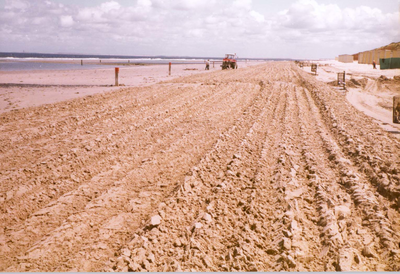 W-1218 Renesse-Noordwelle. Strand. In juni 1982 spoelde olie aan op de stranden. Met groot materieel werd de olie snel ...