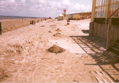 W-1219 Renesse-Noordwelle. Strand. In juni 1982 spoelde olie aan op de stranden. Met groot materieel werd de olie snel ...
